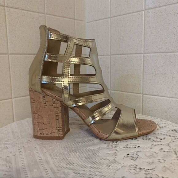YOKI Brand Gold Gladiator Open Toe Back Zip Chunky Heel Sandals New in box - Picture 2 of 5